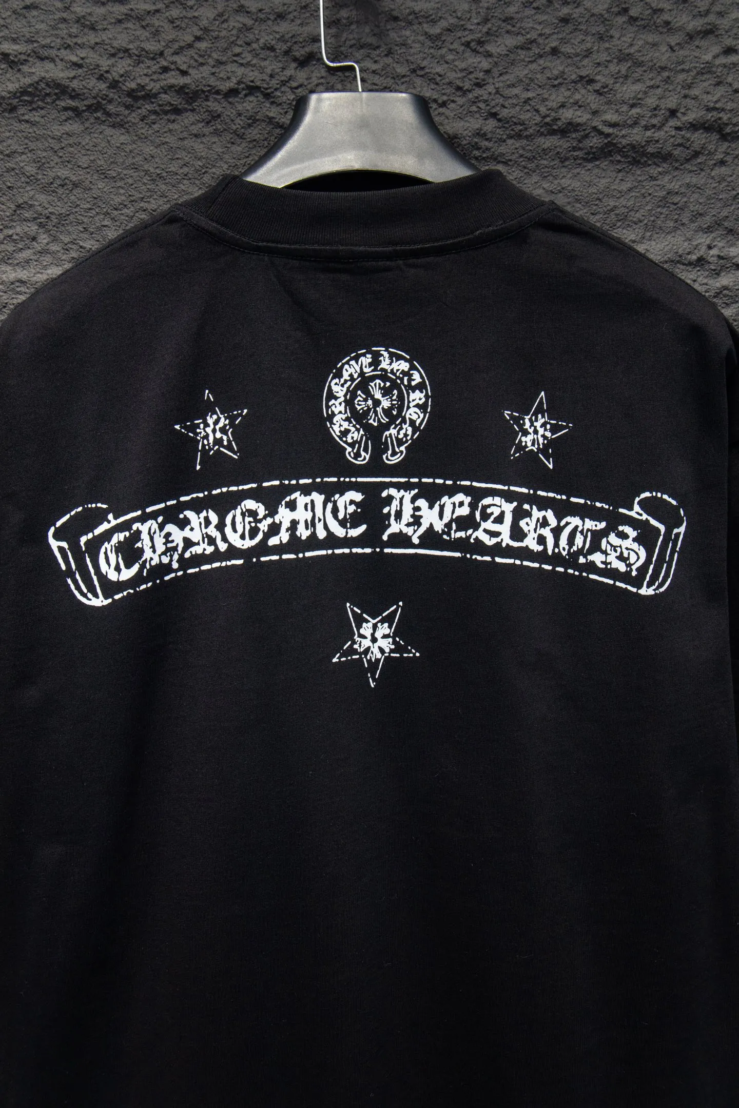 🅿️180 Style No.: 7256# Chrome hearts• 25ss ⚠YB custom-woven and custom-dyed fabrics, colors, prints, styles, accessories, hardware. The fabric is woven by imported machines. The uniqueness of the cloth texture creates a perfect garment effect. The fabric is made of 260-gram clean cloth with 320-gram 1*1 ribs. 4-color environmentally friendly custom-dyed fabrics, threads in the same cylinder, no color difference.  Gradient graffiti on garments, hand-made graffiti technology on garments, the details of the collar, pockets, cuffs, and front and rear threads are clearly visible. The printing uses Japanese BROTHER white ink digital direct-injection garment printing. This model is a global limited edition. In order to present a product like a work of art, after a long period of repeated determination of details, a very high-standard garment is presented. The front chest is made of direct-injection printing environmentally friendly glue material, using a mechanized printing process. Mechanical printing has high precision, the positioning accuracy can reach ±0.02mm, and the quality is stable.  The body of the garment is processed with hand-nailed hardware elements, which greatly increases the interest of the garment and creates a unique visual effect. The special washing effect creates a unique aged effect.  Croix Heart Short Sleeve must be the first short-sleeved piece in spring and summer that blurs the boundaries of unisex style. It has a classic dropped shoulder oversize version and a loose and casual upper body.  Color: Black White Size: S M L XL